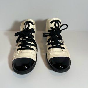 CHANEL Black and White Lace up shoes Size 40